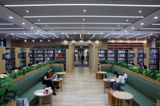 學校地理位置優越,校園環境優美,擁有良鄉和阜成路兩個校區,總佔地面積83萬平方米。校圖書館館舍總面積 27543.3平方米,截至目前,圖書館擁有紙質文獻198萬余冊、電子圖書149萬余冊、電子期刊234.6萬余冊、中外文數據庫99個。圖為良鄉校區圖書館內景。