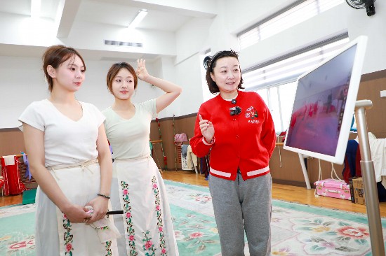 通過教學錄像實時回放講解學生動作存在的問題,便於學生對照自己的問題