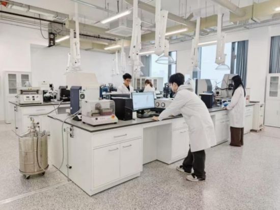 北京工商大學以食品、商科、輕工、數據科學為特色,現有博士學位授予點8個,9個學科入選ESI排名世界前1%。圖為食品與健康學院實驗室。