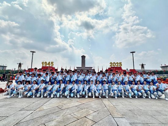 北京工商大學300余名師生圓滿完成紀念中國人民抗日戰爭暨世界反法西斯戰爭勝利80周年紀念大會志願服務任務,累計服務時長3160小時,以過硬作風彰顯使命擔當。圖為參與紀念大會師生合影。