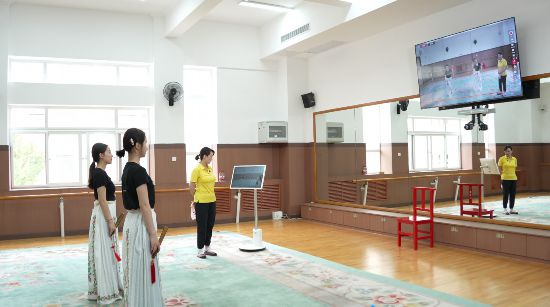 同學們正在中國戲曲學院的智慧練功房練功