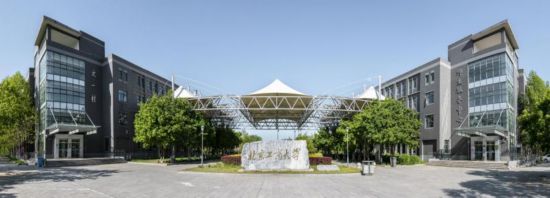 北京工商大學是北京市高水平研究型大學。學校辦學始於1950年,1999年經教育部批准,由北京輕工業學院與北京商學院合並,機械工業管理干部學院並入組建而成。圖為良鄉主校區風光。