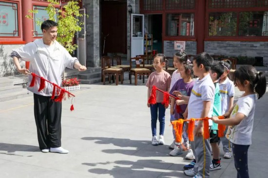 2024年5月,中國戲曲學院學生在“‘京’彩文化 青春綻放”行動計劃“志願行”活動中,走進北京師范大學京師附小給小朋友們科普戲曲知識。