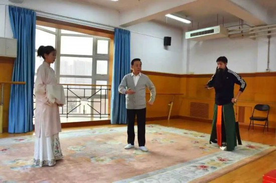 中國戲曲學院藝術總監、京昆系主任於魁智(左二)為本科生授課