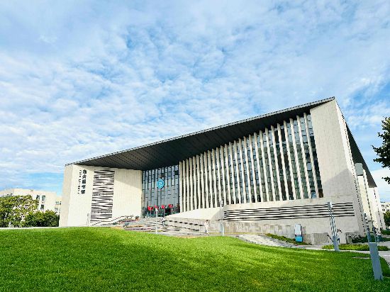 北京工業大學逸夫圖書館南側全景