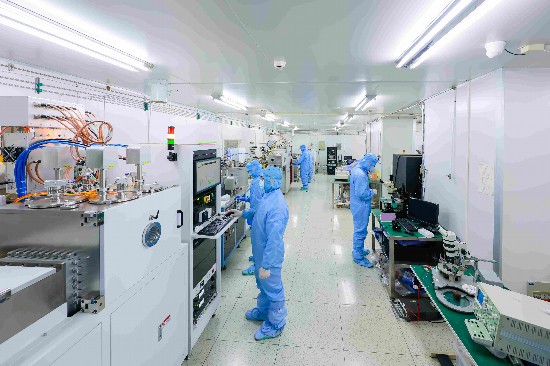 北工大學子在集成電路學院光電子技術教育部重點實驗室做研究