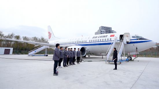 學生在學校飛機維修實訓基地訓練