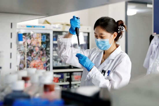 首都醫科大學學子認真科研