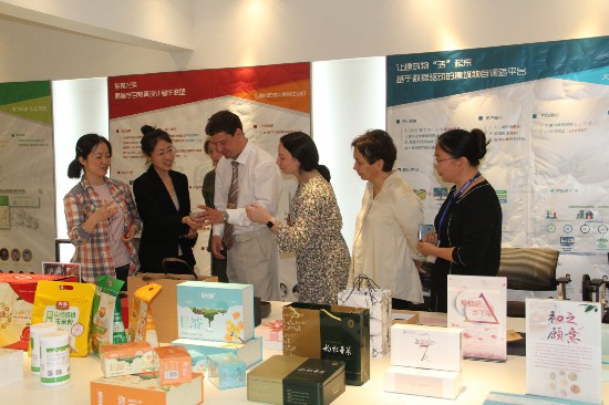 國外高校訪問團參觀學院師生科創產品展廳