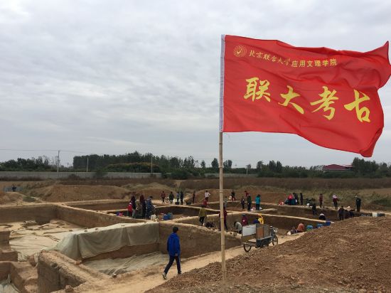 北京聯合大學作為北京市唯一覆蓋文化遺產保護全產業鏈人才培養的高校,在考古文博、旅游管理等領域擁有完整的人才培養體系和特色優勢,並成立了全國首家文化遺產領域的卓越工程學院。圖為學校考古團隊進行田野考古作業。