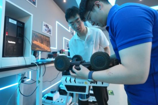 北京聯合大學機器人學院(人工智能學院)擁有多個市級重點實驗室和高水平科研創新團隊,為學生搭建完善的學習實踐平台。人工智能科教融合中心的智能駕駛平台,在無人駕駛方向搭建集教學、科研、展示和服務為一體的綜合平台,為教師和學生提供了良好的教學、科研和學科競賽環境。圖為學生正在調試無人駕駛小車。