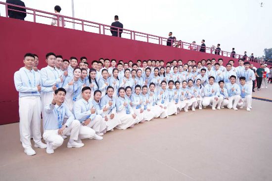 北京聯合大學善用“大思政課”,引導學生在服務國家盛典中厚植家國情懷,實現重大主題活動與思政育人的同頻共振。圖為2025年九三閱兵結束后,參與師生在現場合影。