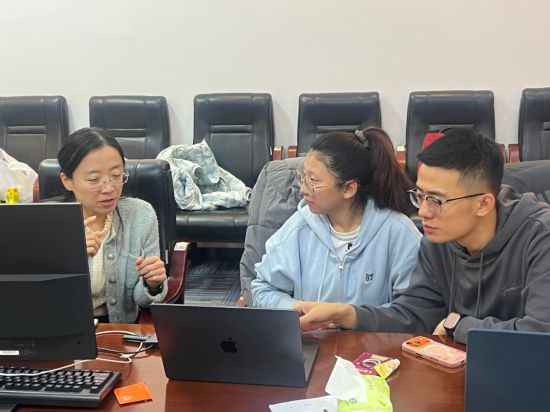 張雯老師在“花樹新綠”展覽籌備過程中，指導視覺傳達設計專業學生多感官展項設計