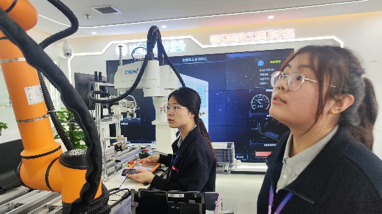 北京財貿職業學院“聯想現場工程師學院”產線為學生提供了真崗實練平台