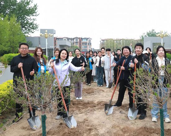 2026年4月，學校領導與師生並肩勞作、親切交流，鼓勵大家積極參與勞動實踐，樹立正確勞動價值觀，在躬身勞作中錘煉體魄、磨礪意志。