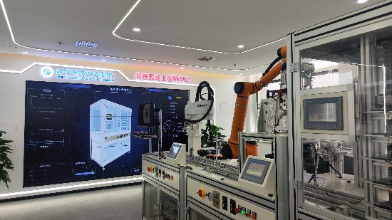 2025年5月8日，北京財貿職業學院“聯想現場工程師學院”產線落成儀式在校本部（通州）舉行。這一產線的落成，標志著又一企業生產場景融入教學，為學生提供了真崗實練平台。
