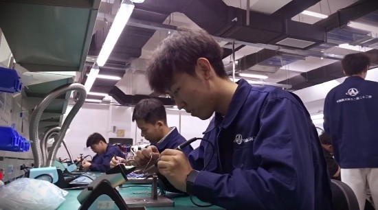 中國航天科工二院二十三所師傅指導學生進行電子裝配崗位訓練