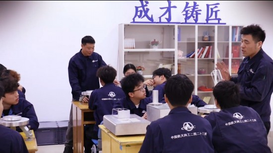 中國航天科工二院二十三所師傅指導學生進行雷達整機鉗裝崗位訓練